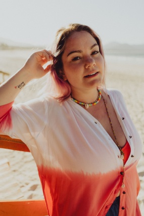 海滩度假微胖美女图片